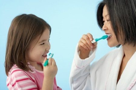 9 sai lầm cần tránh khi mẹ hướng dẫn con đánh răng