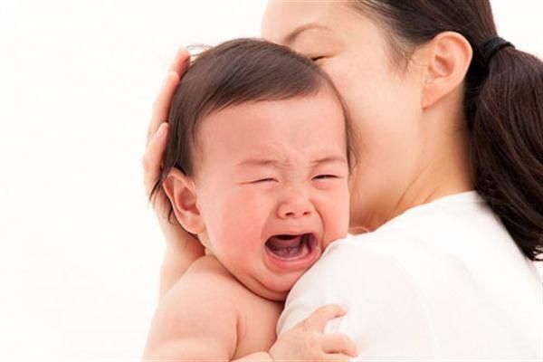 Dấu hiệu trẻ sốt mọc răng khiến bố mẹ lo lắng