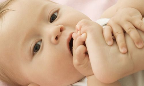 Gặm ngón tay là dấu hiệu dễ thấy khi trẻ mọc răng sữa