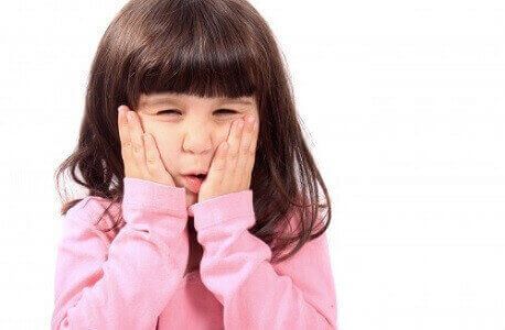 Nguyên nhân chính khiến bé bị nhiệt và lở loét miệng lưỡi